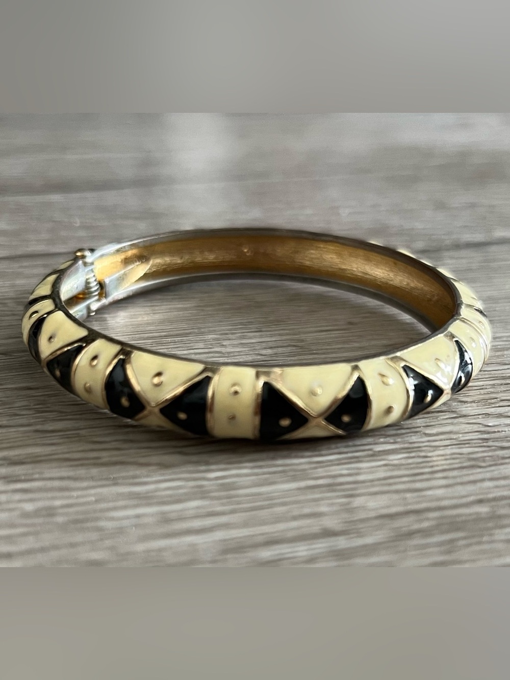 vintage Joan Rivers black and white enamel goldtone hinged bangle bracelet